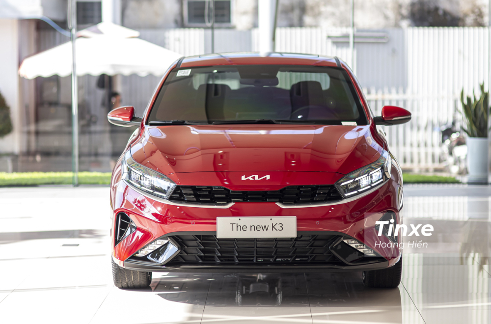 Phần lưới tản nhiệt mũi hổ được làm hẹp lại và thiết kế liền mạch với hệ thống đèn chiếu sáng. Đèn sương mù được đặt thấp và ôm lấy phần cản trước của xe.