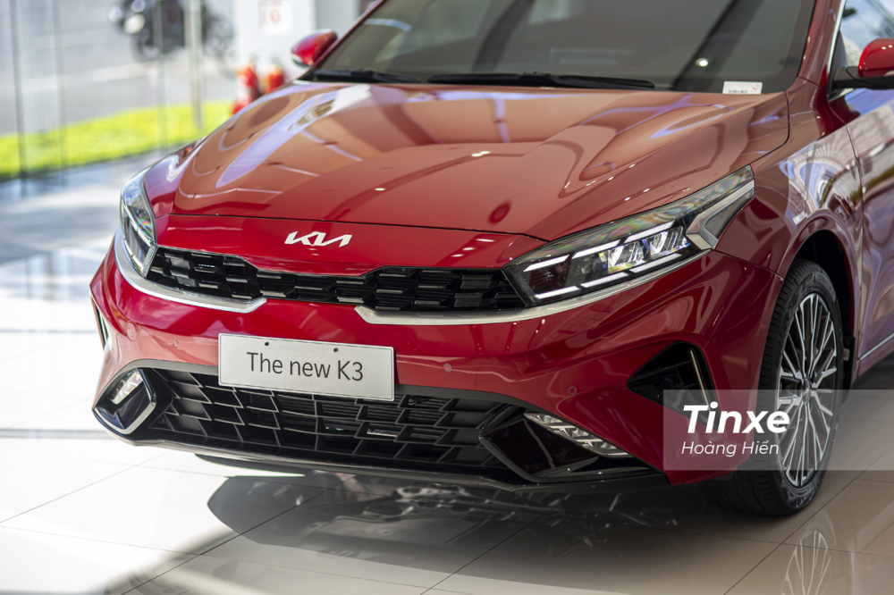 KIA K3 mới có hệ thống đèn chiếu sáng full-LED và được tích hợp đèn LED định vị ban ngày 6 điểm đặt song song thay vì 4 điểm như trước đây.