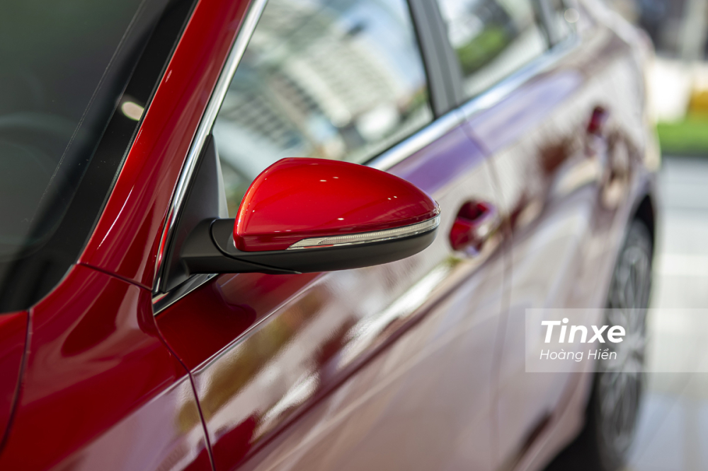 Gương chiếu hậu của KIA K3 mới vẫn được đặt tại cột A chứ không được chuyển xuống cánh cửa như nhiều mẫu xe khác hiện nay.