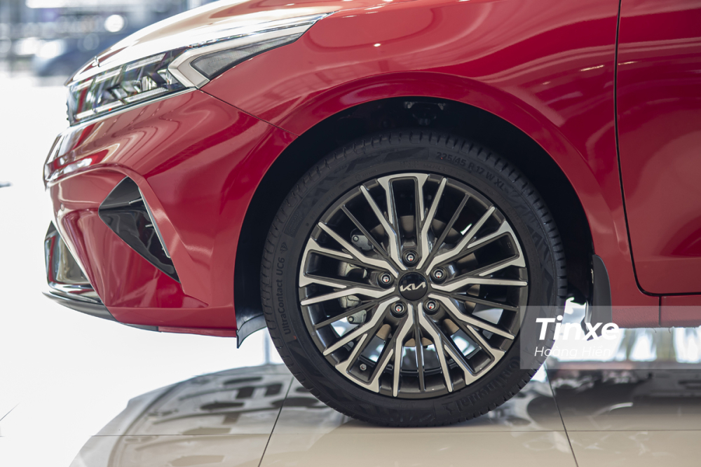 KIA K3 mới vẫn được trang bị vành hợp kim 17 inch cùng lốp có kích thước 225/45-R17.