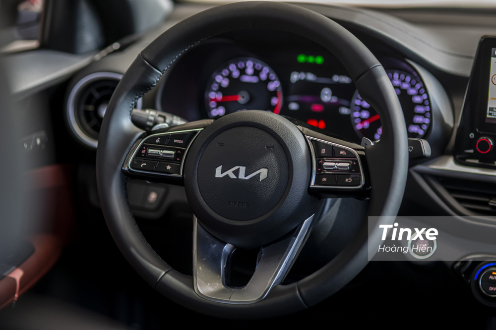 Vô-lăng của KIA K3 mới vẫn là dạng 3 chấu thể thao và tích hợp các nút bấm điều khiển.