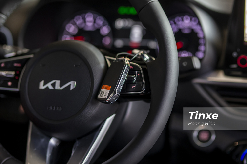 Chìa khoá thông minh trên KIA K3 mới với tính năng đề nổ từ xa.