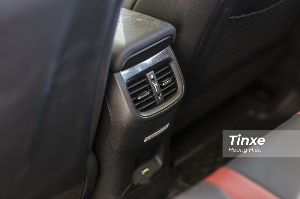 Cùng với cửa gió hàng ghế sau.