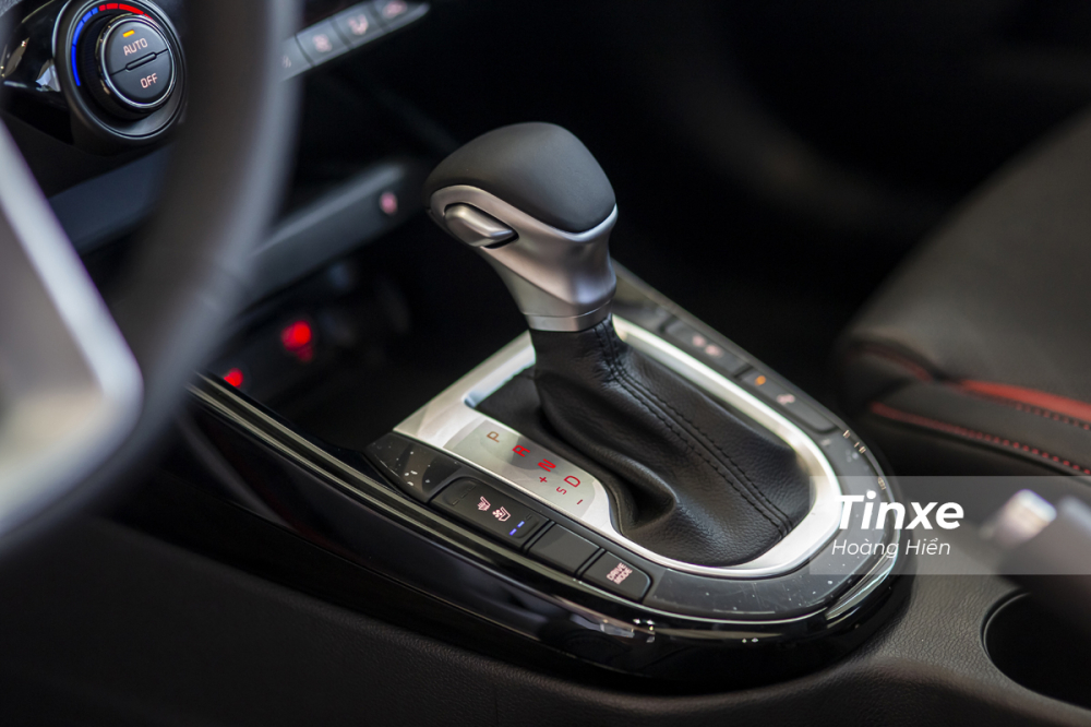 Kết hợp với động cơ là hộp số sàn 6 cấp hoặc tự động 6 cấp tùy các phiên bản.
