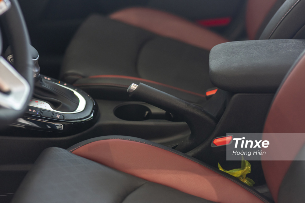 KIA K3 mới vẫn chỉ có phanh tay cơ chứ chưa được nâng cấp lên phanh tay điện tử.