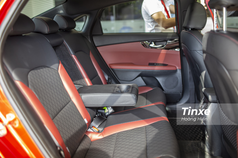 Hàng ghế thứ 2 tương đối rộng rãi của KIA K3 mới với một số tiện nghi như bệ tì tay, cửa gió, cửa sổ trời.