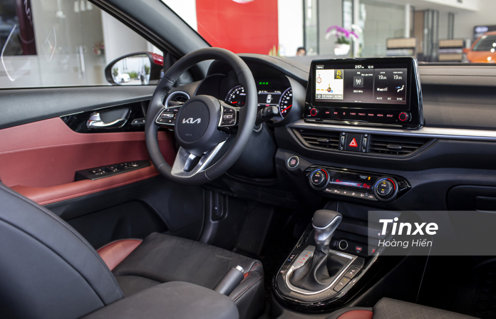 Nội thất của KIA K3 mới có sự thay đổi nhẹ nhàng với logo KIA mới sắc sảo hơn.
