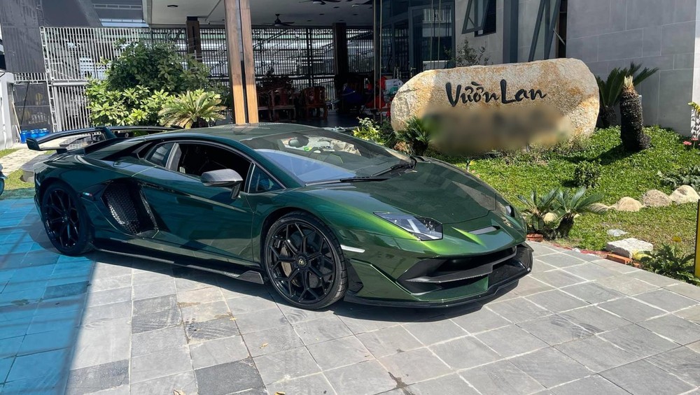 Trước đó, chiếc xe Lamborghini Aventador SVJ này về nước là theo đơn đặt hàng của đại gia lan đột biến Củ Chi nhưng khi ra biển số cho xe, người này đã bán lại Trước đó, chiếc xe Lamborghini Aventador SVJ này về nước là theo đơn đặt hàng của đại gia lan đột biến Củ Chi nhưng khi ra biển số cho xe, người này đã bán lại