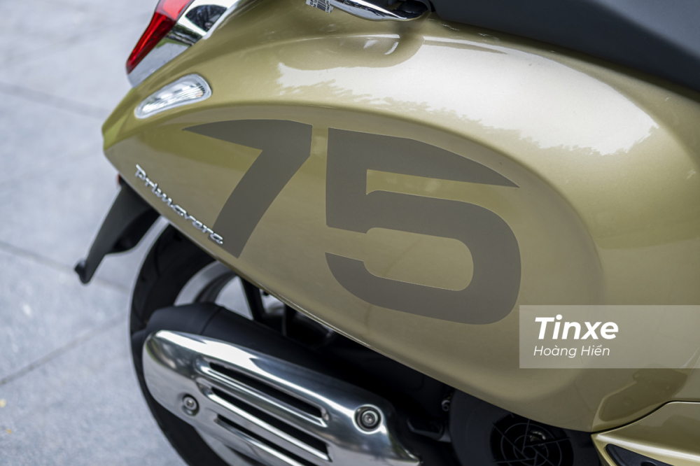 Bộ tem 75 năm được cách điệu đặt trên hông xe.