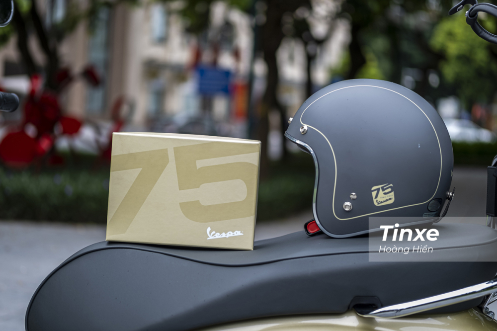 Có thể nói, 2 phiên bản đặc biệt kỷ niệm 75 năm của Vespa Primavera và Vespa GTS 300HPE có thể khiến những Vespista siêu lòng trước những thay đổi về màu sắc và bộ phụ kiện độc đáo đi kèm.