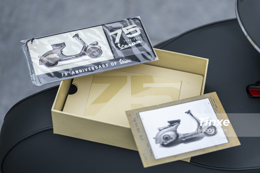 Không dừng ở đó, khách hàng mua phiên bản đặc biệt này còn có hộp quà lưu niệm 75 năm chỉ có trên 2 mẫu xe này.