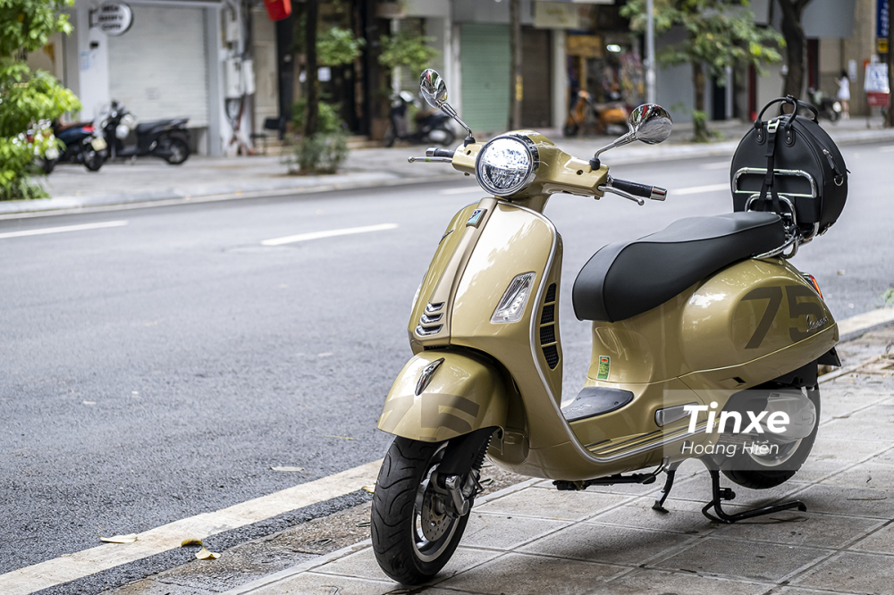 Vespa GTS 300HPE không có sự thay đổi nào về thiết kế, tiện nghi, động cơ.