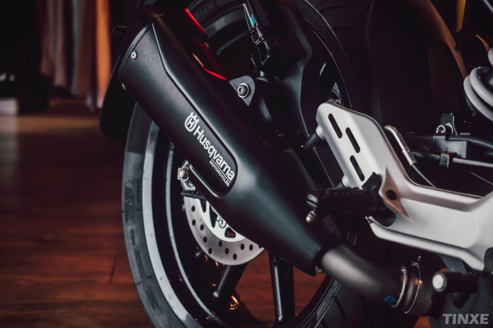 Lon pô nguyên bản trên Husqvarna Svartpilen 401