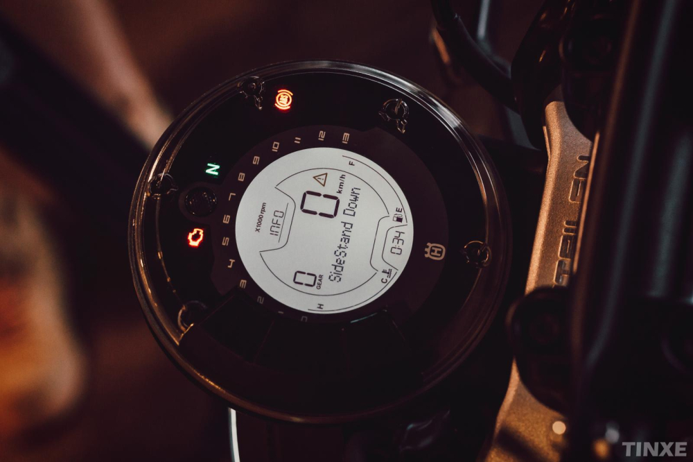 Thiết kế đồng hồ hiển thị đơn giản nhưng đầy đủ của Husqvarna Svartpilen 401 tại Việt Nam