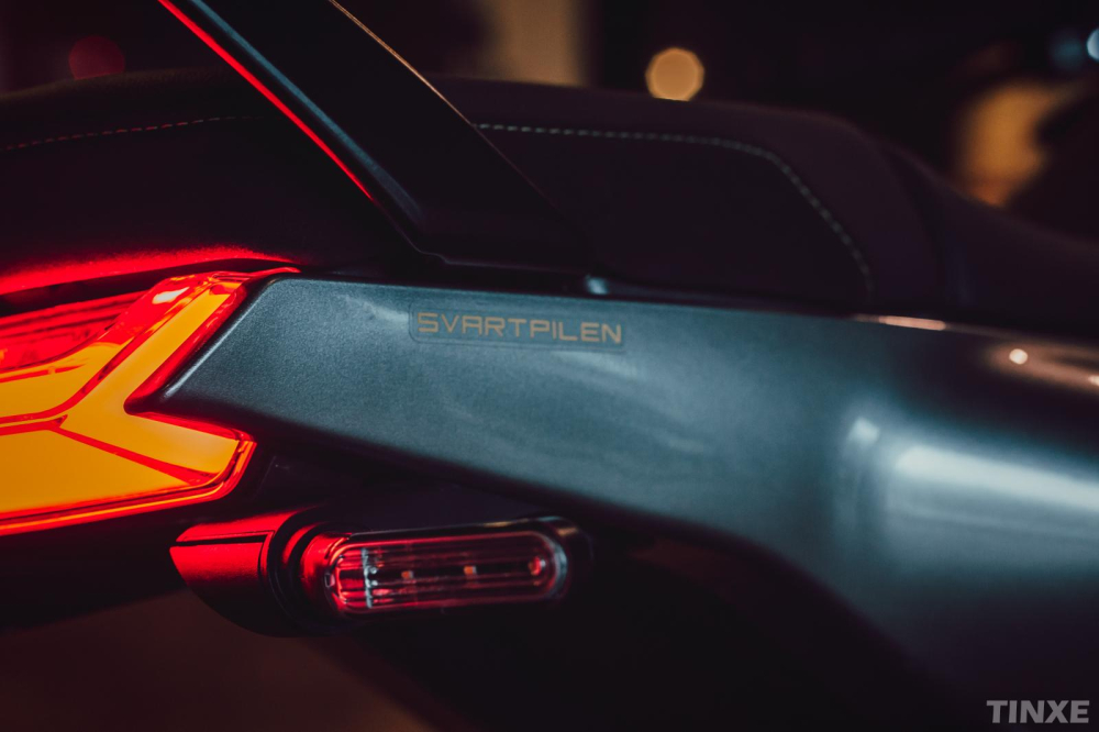 Dàn đuôi có thiết kế như xe độ trên Husqvarna Svartpilen 401