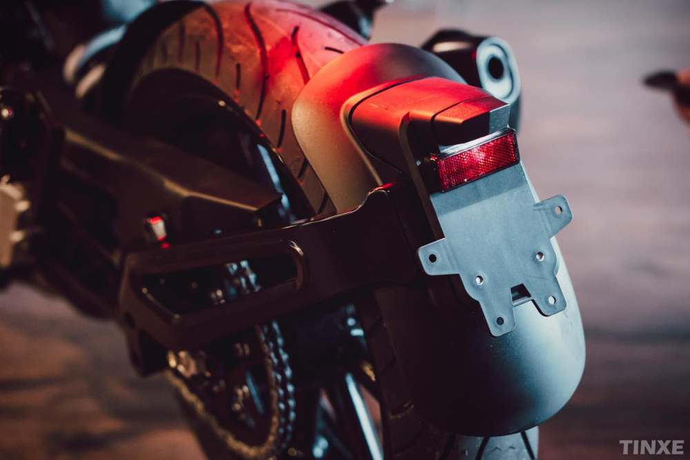 Chắn bùn phụ chắc chắn trên dàn đuôi của Svartpilen 401