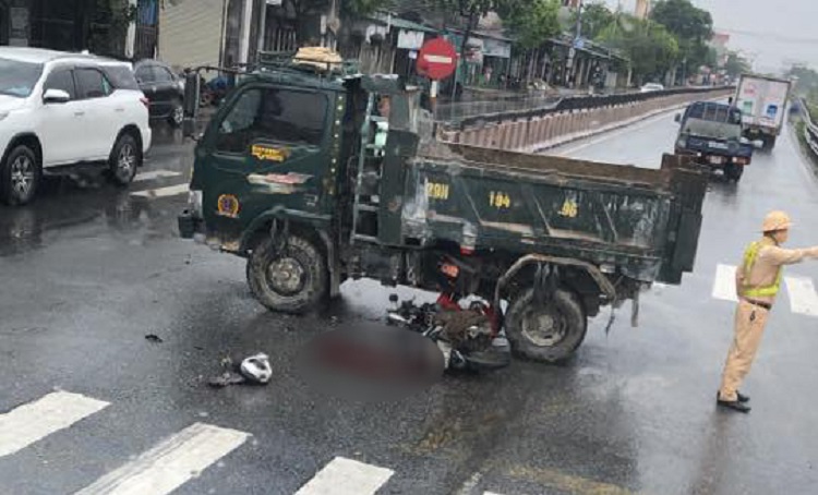 Lực lượng chức năng có mặt tại hiện trường vụ tai nạn Lực lượng chức năng có mặt tại hiện trường vụ tai nạn