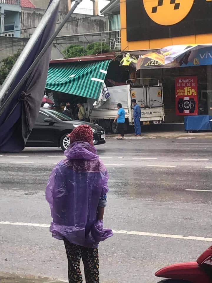 Chiếc ô tô tải lao vào cửa hàng tạp hóa trên quốc lộ 1A Chiếc ô tô tải lao vào cửa hàng tạp hóa trên quốc lộ 1A