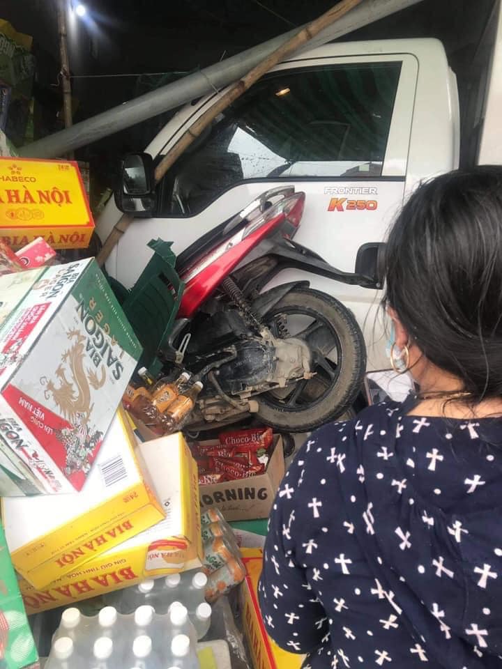 Vụ tai nạn khiến các phương tiện và cửa hàng tạp hóa đều bị hư hỏng Vụ tai nạn khiến các phương tiện và cửa hàng tạp hóa đều bị hư hỏng