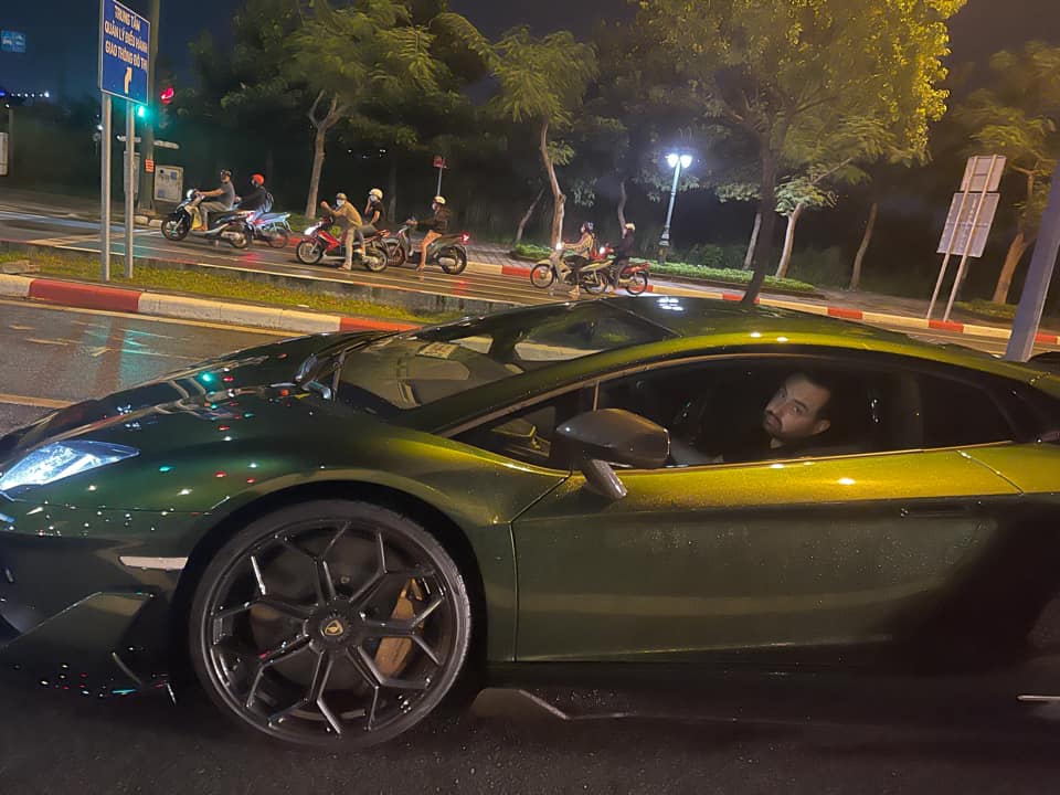 Còn đây là biểu cảm của đại gia này khi bị người đi đường chụp ảnh trong lúc lái siêu xe giới hạn Lamborghini Aventador SVJ Còn đây là biểu cảm của đại gia này khi bị người đi đường chụp ảnh trong lúc lái siêu xe giới hạn Lamborghini Aventador SVJ