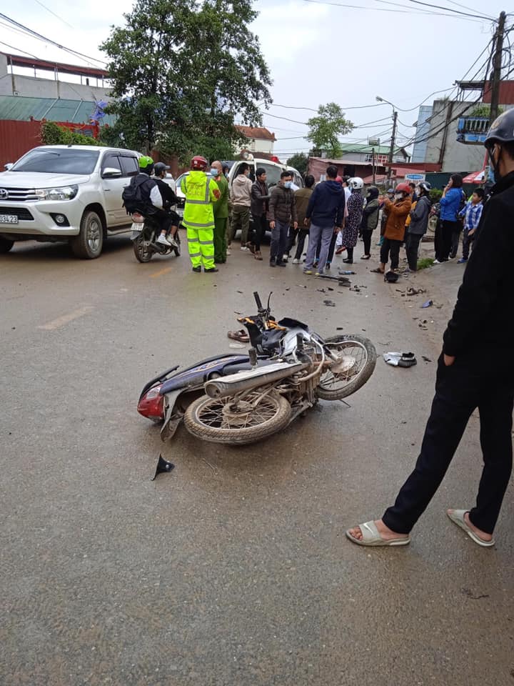 Lực lượng chức năng có mặt tại hiện trường vụ tai nạn Lực lượng chức năng có mặt tại hiện trường vụ tai nạn