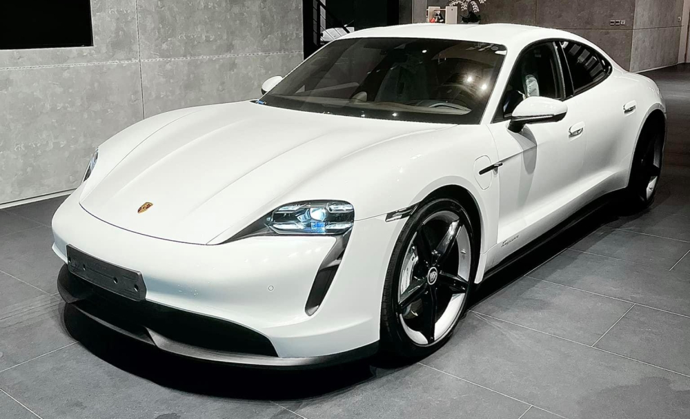 Tặng chồng siêu xe Lamborghini, vợ nhận lại quà 20/10 là xe điện Porsche Taycan có giá 8,5 tỷ đồng