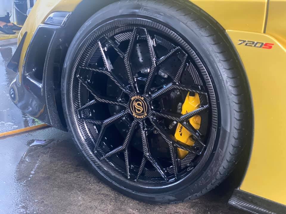 Cận cảnh la-zăng carbon của xe McLaren 720S Spider ở Đà Nẵng Cận cảnh la-zăng carbon của xe McLaren 720S Spider ở Đà Nẵng