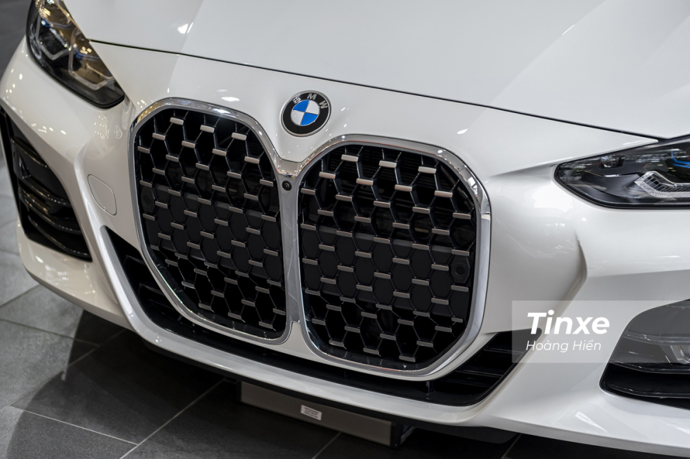 BMW 430i M Sport Convertible sở hữu lưới tản nhiệt cao nhất trong gia đình BMW khi 2 quả thận kéo dài từ nắp capo đến tận cản trước. BMW 430i M Sport Convertible sở hữu lưới tản nhiệt cao nhất trong gia đình BMW khi 2 quả thận kéo dài từ nắp capo đến tận cản trước.
