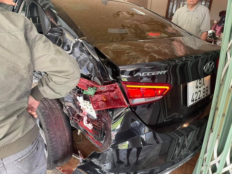 Chiếc ô tô con Hyundai Accent nằm bên trong nhà dân Chiếc ô tô con Hyundai Accent nằm bên trong nhà dân