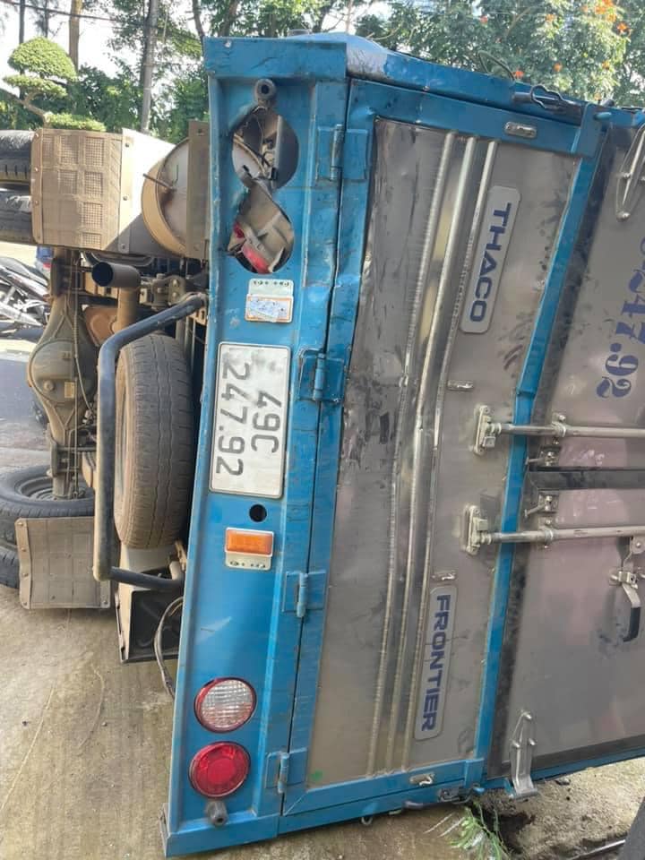 Chiếc ô tô tải bị hư hỏng sau vụ tai nạn Chiếc ô tô tải bị hư hỏng sau vụ tai nạn