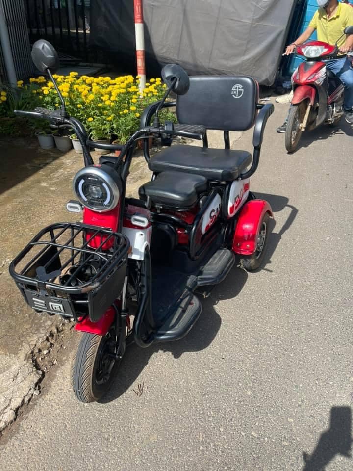 Người điều khiển chiếc xe máy điện 3 bánh bị thương nặng Người điều khiển chiếc xe máy điện 3 bánh bị thương nặng