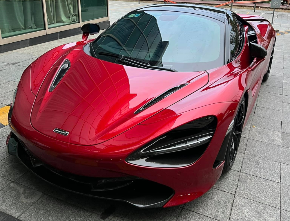 Nam ca sĩ TiTi gây chú ý với màn Nam ca sĩ TiTi gây chú ý với màn cò siêu xe McLaren 720S Spider hơn 20 tỷ đồng