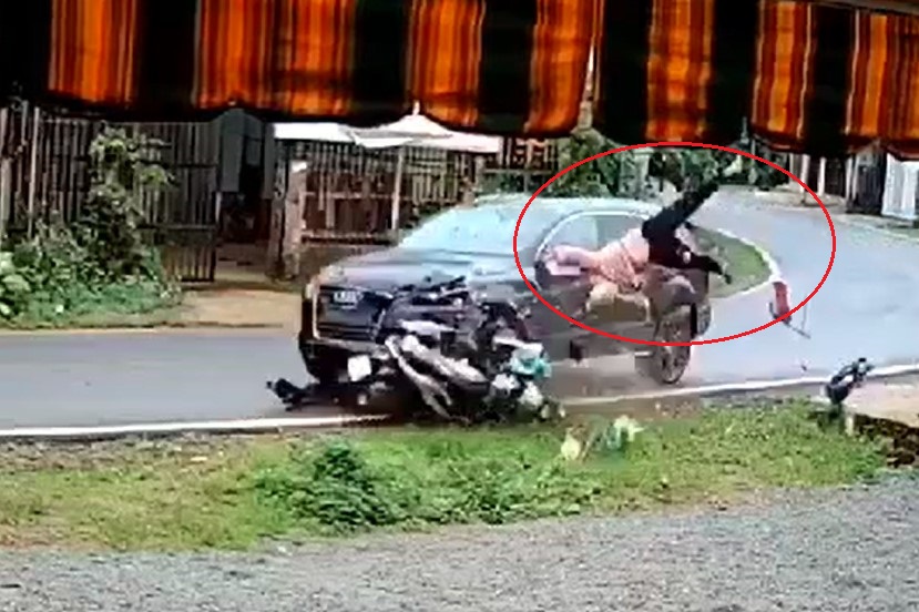 Người phụ nữ đi xe máy bị chiếc ô tô Audi tông văng và bị thương Người phụ nữ đi xe máy bị chiếc ô tô Audi tông văng và bị thương