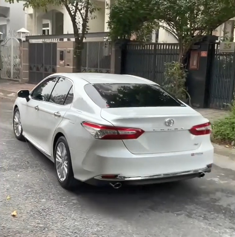 Trấn Thành mua chiếc xe Toyota Camry màu trắng tặng bố