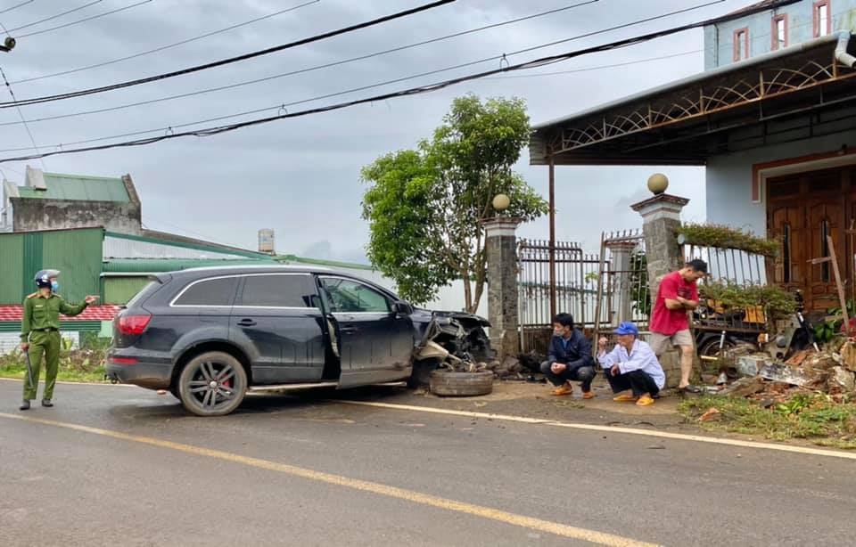 Chiếc SUV hạng sang Audi tại hiện trường vụ tai nạn Chiếc SUV hạng sang Audi tại hiện trường vụ tai nạn