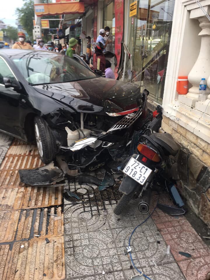 Chiếc xe máy bị chiếc ô tô Toyota Camry ghim chặt vào tường nhà dân Chiếc xe máy bị chiếc ô tô Toyota Camry ghim chặt vào tường nhà dân