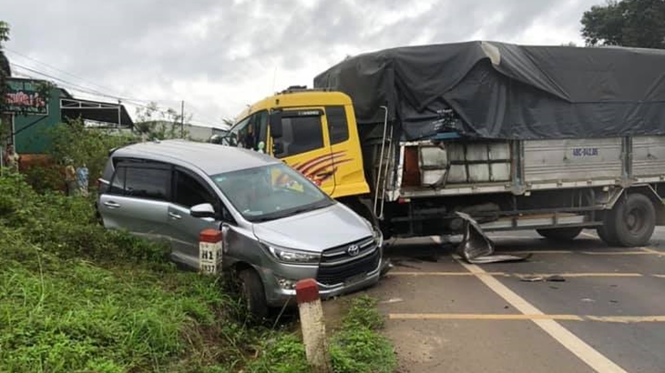 Ngoài ra còn có 1 chiếc xe tải khác xoay ngang với mặt đường, tông vào bên hông và đẩy xe Toyota Innova vào lề đường Ngoài ra còn có 1 chiếc xe tải khác xoay ngang với mặt đường, tông vào bên hông và đẩy xe Toyota Innova vào lề đường
