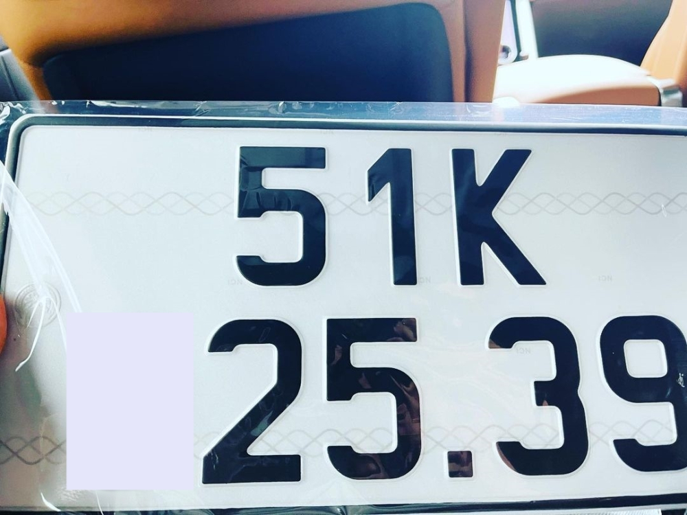 Còn đây là biển số xe Bentley Flying Spur V8 First Edition mới được doanh nhân Đức Huy chia sẻ Còn đây là biển số xe Bentley Flying Spur V8 First Edition mới được doanh nhân Đức Huy chia sẻ