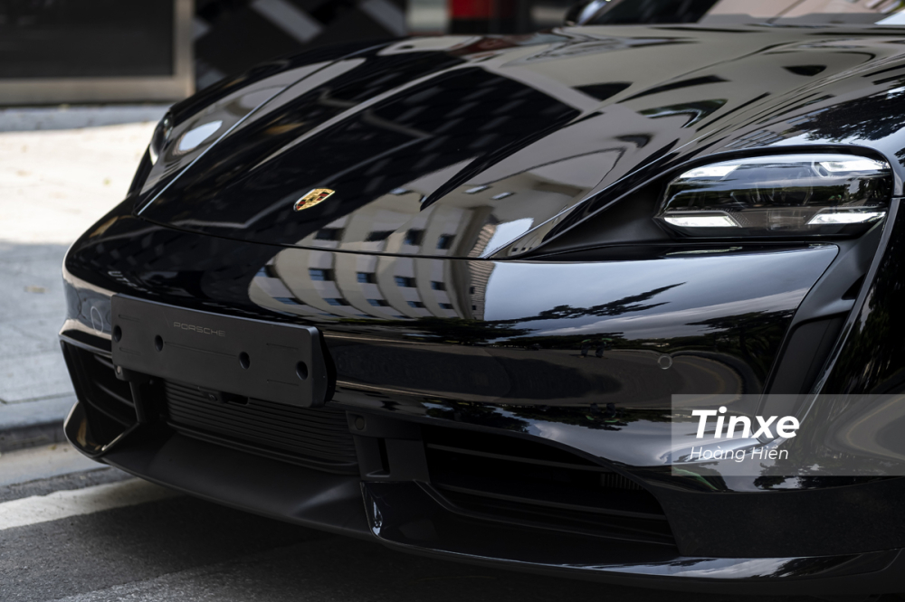 Do không có động cơ đốt trước nên phía trước đầu xe được thiết kế liền mạch. Do không có động cơ đốt trước nên phía trước đầu xe được thiết kế liền mạch.