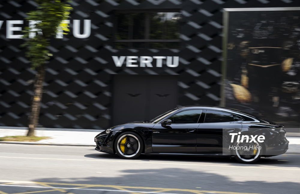 Porsche Taycan Turbo hiện nay đang có giá bán khởi điểm từ 7,96 tỉ đồng và có thể thay đổi tuỳ theo lựa chọn trang bị tiện nghi của khách hàng. Porsche Taycan Turbo hiện nay đang có giá bán khởi điểm từ 7,96 tỉ đồng và có thể thay đổi tuỳ theo lựa chọn trang bị tiện nghi của khách hàng.