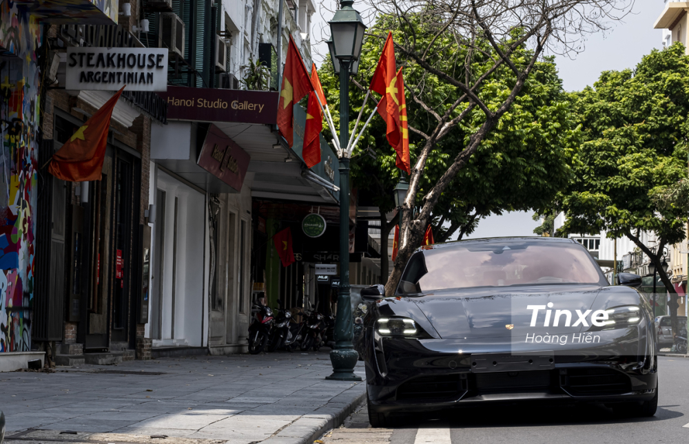 Porsche Taycan Turbo được trang bị hệ thống đèn chiếu sáng full-LED với thiết kế đèn định vị ban ngày 4 điểm quen thuộc của gia đình Porsche. Porsche Taycan Turbo được trang bị hệ thống đèn chiếu sáng full-LED với thiết kế đèn định vị ban ngày 4 điểm quen thuộc của gia đình Porsche.