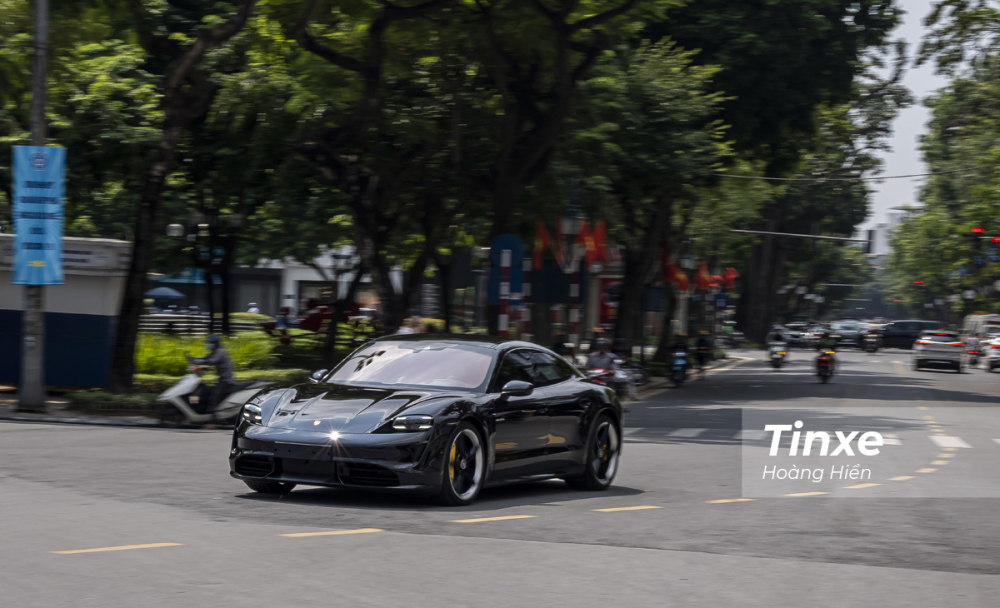 Không chỉ có thể, động cơ điện còn cho phép chiếc xe tăng tốc tốt ấn tượng. Tuy nhiên, do quá êm nên xe phải giả lập thêm tiếng ống xả và tiếng máy thông qua hệ thống loa BOSE trong xe để tạo thêm sự phấn khích cho người lái. Không chỉ có thể, động cơ điện còn cho phép chiếc xe tăng tốc tốt ấn tượng. Tuy nhiên, do quá êm nên xe phải giả lập thêm tiếng ống xả và tiếng máy thông qua hệ thống loa BOSE trong xe để tạo thêm sự phấn khích cho người lái.