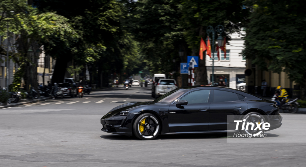Về vận hành, Porsche Taycan Turbo vẫn giữ vẹn nguyên cảm giác lái hấp dẫn đầy phấn khích của Porsche. Về vận hành, Porsche Taycan Turbo vẫn giữ vẹn nguyên cảm giác lái hấp dẫn đầy phấn khích của Porsche.