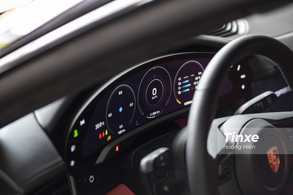 Phía sau vô-lăng là một màn hình điện tử thiết kế tràn viền với kiểu dáng cong hiện đại và rất dễ quan sát. Phía sau vô-lăng là một màn hình điện tử thiết kế tràn viền với kiểu dáng cong hiện đại và rất dễ quan sát.
