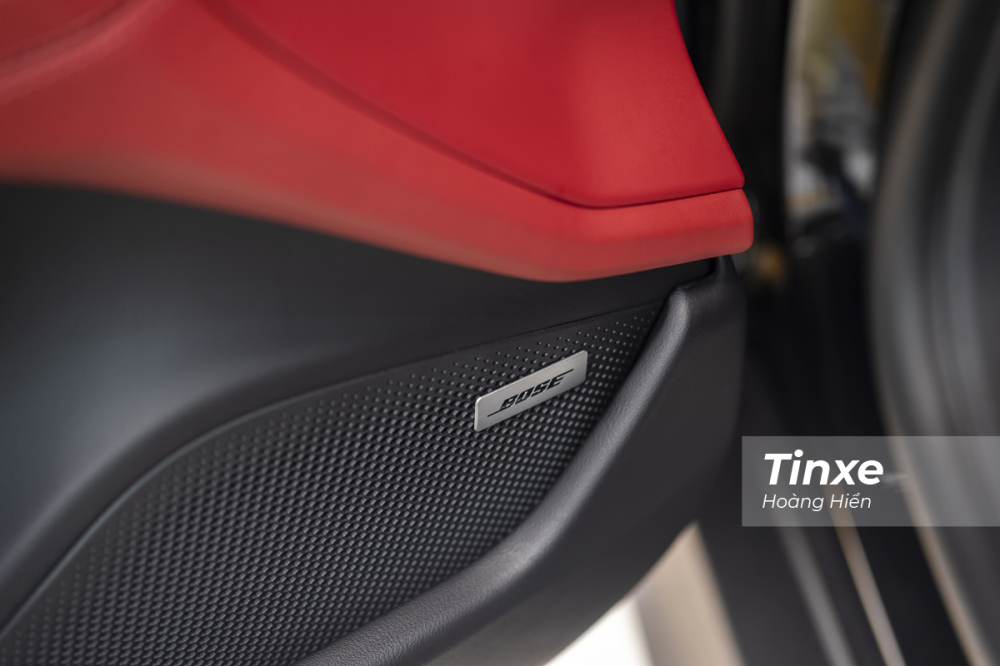 Để tăng thêm tính giải trí, Porsche Taycan Turbo được trang bị dàn âm thanh BOSE cao cấp. Để tăng thêm tính giải trí, Porsche Taycan Turbo được trang bị dàn âm thanh BOSE cao cấp.