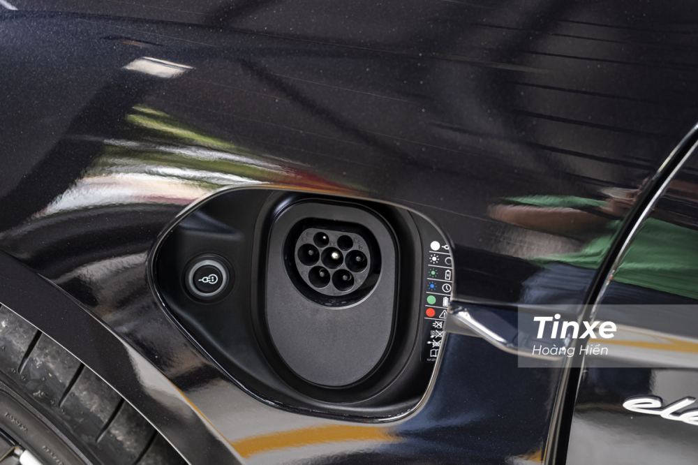 Cụm pin 79.2kW này giúp xe Porsche Taycan Turbo có khả năng di chuyển quãng đường dài 499 km rồi mới sạc pin đầy trở lại. Cụm pin 79.2kW này giúp xe Porsche Taycan Turbo có khả năng di chuyển quãng đường dài 499 km rồi mới sạc pin đầy trở lại.