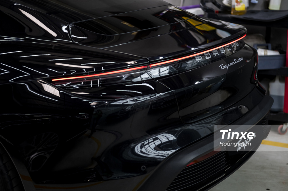 Phần đuôi xe Porsche Taycan vẫn là dải đèn LED quen thuộc chạy ngang tạo ấn tượng thị giác rất tốt khi nhìn từ phía sau. Phần đuôi xe Porsche Taycan vẫn là dải đèn LED quen thuộc chạy ngang tạo ấn tượng thị giác rất tốt khi nhìn từ phía sau.