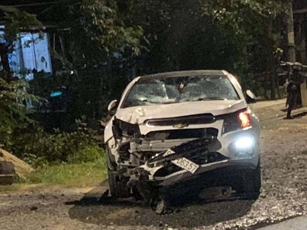 Chiếc ô tô con Chevrolet Cruze tại hiện trường vụ tai nạn