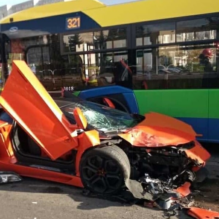 Gây tai nạn liên hoàn, lái xe Lamborghini Aventador cùng hành khách nhanh  chóng bỏ trốn