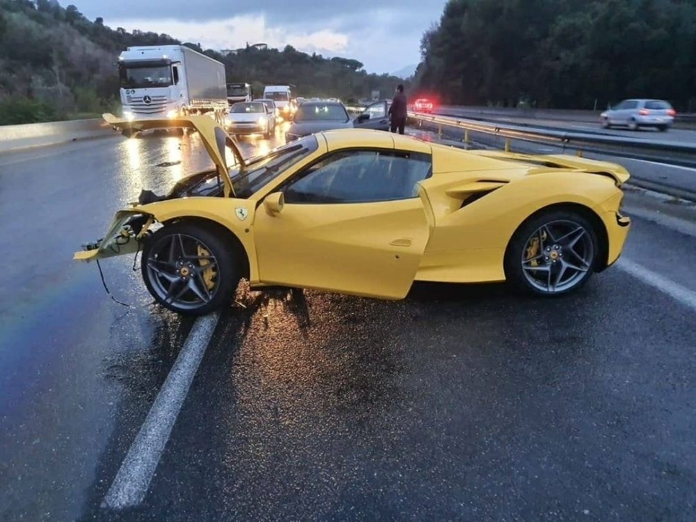 Người lái tăng tốc đột ngột khiến siêu xe mui trần Ferrari F8 Spider Người lái tăng tốc đột ngột khiến siêu xe mui trần Ferrari F8 Spider cụt đầu trên cao tốc ở Pháp